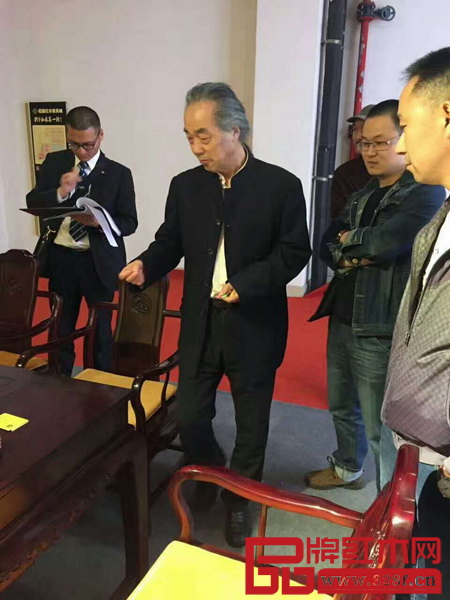 中國紅木家具文化研究院院長、著名明式家具學者濮安國點評紅天下原創設計產品《東非酸枝清風如意茶臺》 中國紅木家具文化研究院院長、著名明式家具學者濮安國點評紅天下原創設計產品《東非酸枝清風如意茶臺》