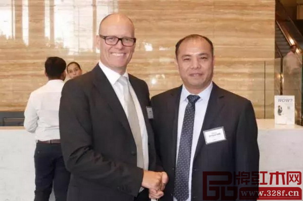 澳大利亞聯邦銀行行政總裁詹姆斯（左）與萬盛宇董事長蔣楨全合影
