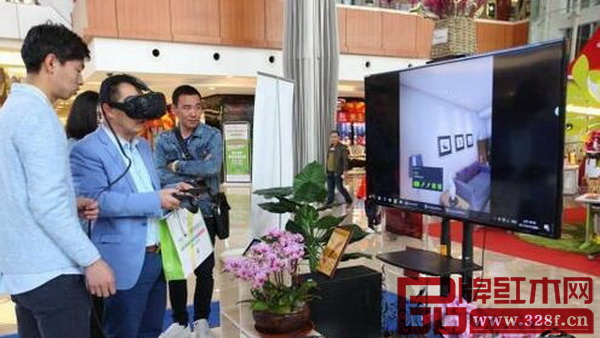 展會上顧客通過VR技術體驗家具采購 展會上顧客通過VR技術體驗家具采購