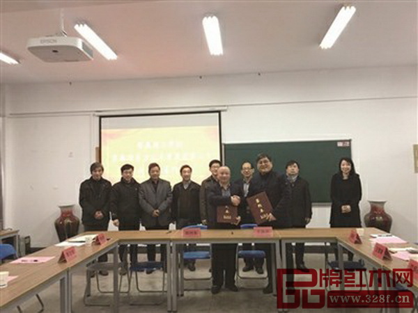 “常熟理工學(xué)院·常熟市東方紅木家具有限公司蘇作工藝創(chuàng)意產(chǎn)品研發(fā)基地、校企合作研發(fā)基地”簽約儀式