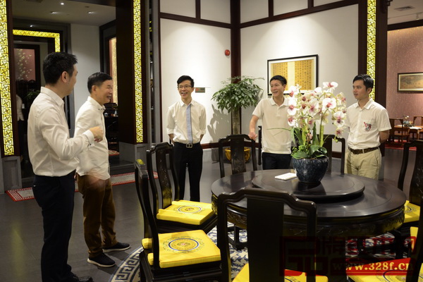 永華紅木副總經理邱志坤（左一）、陳國偉（左三）與區氏臻品董事長區勝春（左二）、總經理區錦澤（右二），以及全聯藝術紅木家具專委會執行會長林偉華暢談紅木家具制造工藝精髓