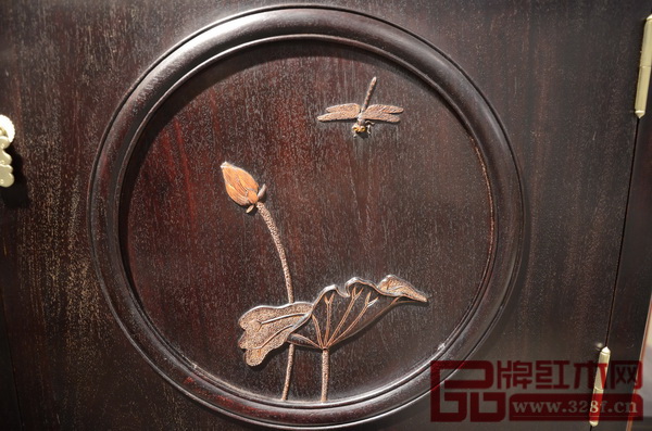紅寶軒書畫紅木《大明雅韻》系列家具精心選用國畫大師齊白石畫作中型、韻最佳的花鳥、蟲魚元素,并以檀雕技法詮釋 紅寶軒書畫紅木《大明雅韻》系列家具精心選用國畫大師齊白石畫作中型、韻最佳的花鳥、蟲魚元素,并以檀雕技法詮釋