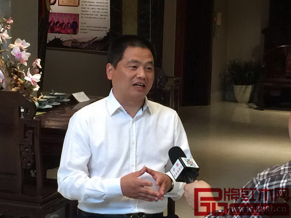 東陽中信紅木董事長李忠信接受央視采訪時表示,現在紅木家具企業的壓力是比較重的 東陽中信紅木董事長李忠信接受央視采訪時表示,現在紅木家具企業的壓力是比較重的