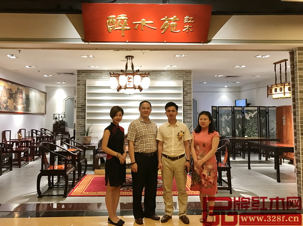 全聯(lián)藝術(shù)紅木家具專委會執(zhí)行會長、弘木傳媒CEO林偉華(右二)親臨位于廣州馬會的醉木苑展廳指導(dǎo),醉木苑總經(jīng)理鄭庭華(左二)熱情接待 全聯(lián)藝術(shù)紅木家具專委會執(zhí)行會長、弘木傳媒CEO林偉華(右二)親臨位于廣州馬會的醉木苑展廳指導(dǎo),醉木苑總經(jīng)理鄭庭華(左二)熱情接待