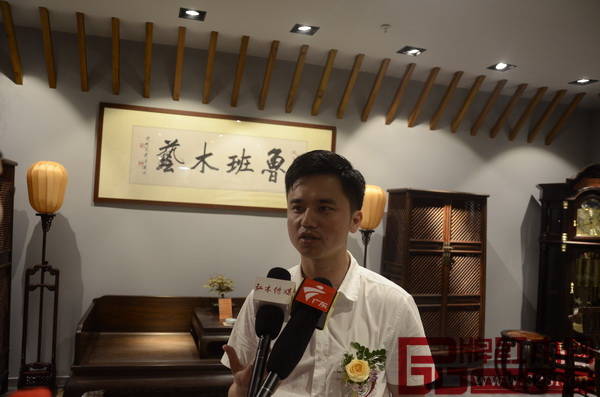 全聯藝術紅木家具專委會執行會長、弘木傳媒CEO林偉華接受采訪時表示,魯班木藝的產品都是李愛金董事長的匠心之作 全聯藝術紅木家具專委會執行會長、弘木傳媒CEO林偉華接受采訪時表示,魯班木藝的產品都是李愛金董事長的匠心之作