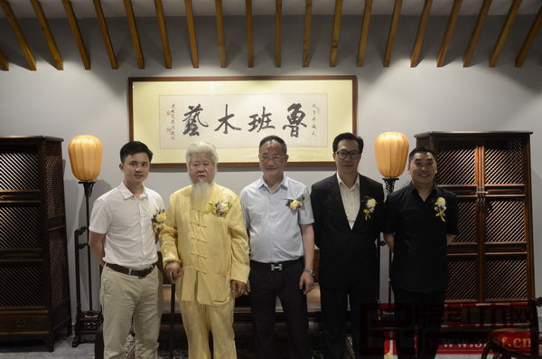 明清家具收藏家、香港古董商蔣念慈(右二),中國南氏體相預測學創始人南鳳魁(左二),資深古舊家具收藏家劉勇(右一),全聯藝術紅木家具專委會執行會長、弘木傳媒CEO林偉華(左一),中國傳統工藝大師、魯班木藝董事長李愛金(左三)在魯班木藝“明式家具體驗館”合影 明清家具收藏家、香港古董商蔣念慈(右二),中國南氏體相預測學創始人南鳳魁(左二),資深古舊家具收藏家劉勇(右一),全聯藝術紅木家具專委會執行會長、弘木傳媒CEO林偉華(左一),中國傳統工藝大師、魯班木藝董事長李愛金(左三)在魯班木藝“明式家具體驗館”合影