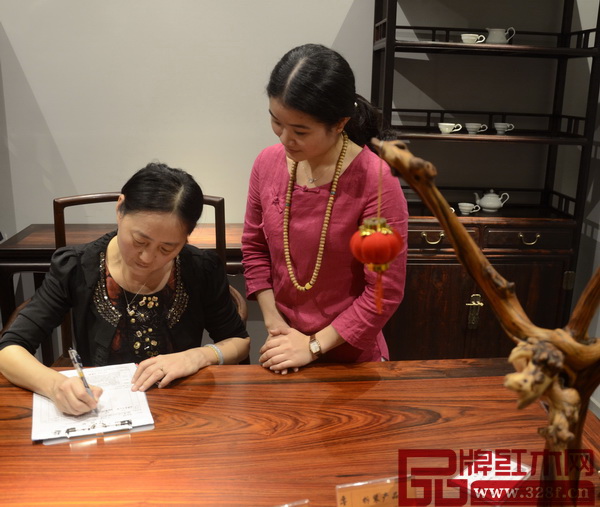 “明式家具體驗館”開業當日,魯班木藝現場簽單不斷 “明式家具體驗館”開業當日,魯班木藝現場簽單不斷