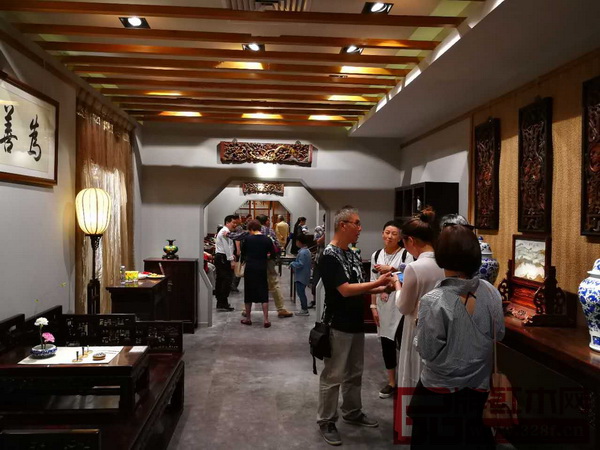 魯班木藝“明式家具體驗館”開業當日人氣火爆 魯班木藝“明式家具體驗館”開業當日人氣火爆