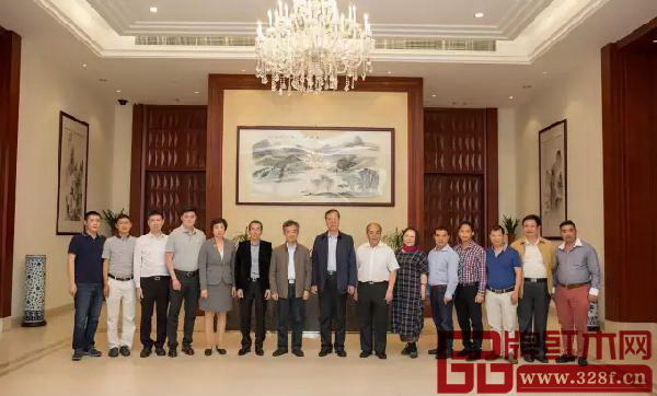 中國家具協會副理事長劉金良（左八），中國家具協會副秘書長吳國棟（左四），南京林業大學家居與工業設計學院院長吳智慧（左七），順德職業技術學院設計學院教授劉曉紅（右六），廣州市家具行業協會秘書長陳允（左五），石碁鎮黨委書記黃鉅林（右七），石碁鎮黨委、副鎮長許兆玲（右五），永華紅木董事長陳達強（左六），永華紅木副總經理邱志坤（左三）及其他紅木企業代表合影留念
