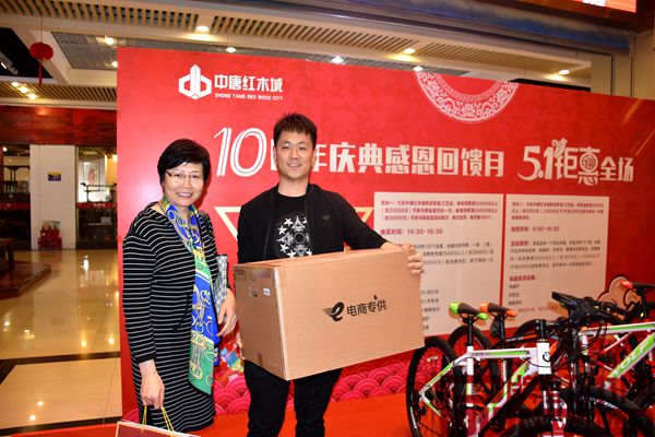 “看我手里抱著的獎品,都佩服自己的好運氣了” “看我手里抱著的獎品,都佩服自己的好運氣了”