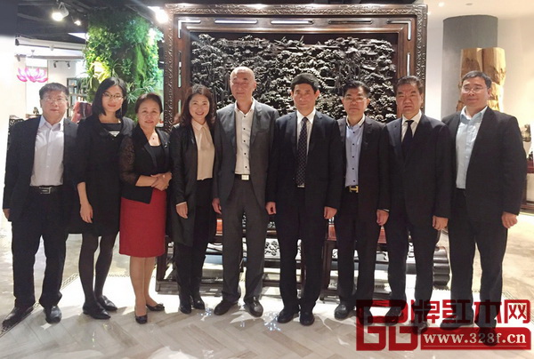 中國家具協(xié)會理事長朱長嶺(右四)在深圳紅木文化藝術(shù)協(xié)會會長張祝林(右三)、秘書長唐明君(左四)等一行陪同下蒞臨泰和園當(dāng)代中式生活藝術(shù)鑒賞中心,并與董事長邵湘文(左五)合影留念 中國家具協(xié)會理事長朱長嶺(右四)在深圳紅木文化藝術(shù)協(xié)會會長張祝林(右三)、秘書長唐明君(左四)等一行陪同下蒞臨泰和園當(dāng)代中式生活藝術(shù)鑒賞中心,并與董事長邵湘文(左五)合影留念