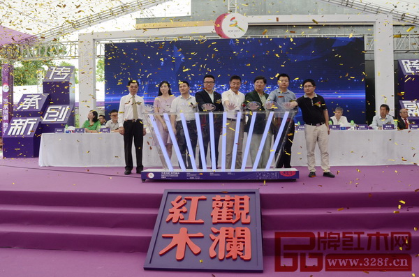 深圳市紅木文化藝術(shù)協(xié)會會長張祝林(左一)、中國工藝美術(shù)協(xié)會副會長 王志杰(左五)、文化中國投資基金管理有限公司總裁 蔡麗才(左四)、中國收藏家協(xié)會秘書長 黃俊霖(右二)、香港緬甸商會主席 汪振富(右三)、深圳市委宣傳部文藝處處長 王國猛(左三)、龍華區(qū)委宣傳部副部長、文化體育局局長 付妍(左二)、龍華區(qū)區(qū)長助理 張周興(右一)共同進(jìn)行第十三屆中國(深圳)國際文化產(chǎn)業(yè)博覽交易會觀瀾紅木文化產(chǎn)業(yè)集聚區(qū)分會場開幕儀式 深圳市紅木文化藝術(shù)協(xié)會會長張祝林(左一)、中國工藝美術(shù)協(xié)會副會長 王志杰(左五)、文化中國投資基金管理有限公司總裁 蔡麗才(左四)、中國收藏家協(xié)會秘書長 黃俊霖(右二)、香港緬甸商會主席 汪振富(右三)、深圳市委宣傳部文藝處處長 王國猛(左三)、龍華區(qū)委宣傳部副部長、文化體育局局長 付妍(左二)、龍華區(qū)區(qū)長助理 張周興(右一)共同進(jìn)行第十三屆中國(深圳)國際文化產(chǎn)業(yè)博覽交易會觀瀾紅木文化產(chǎn)業(yè)集聚區(qū)分會場開幕儀式