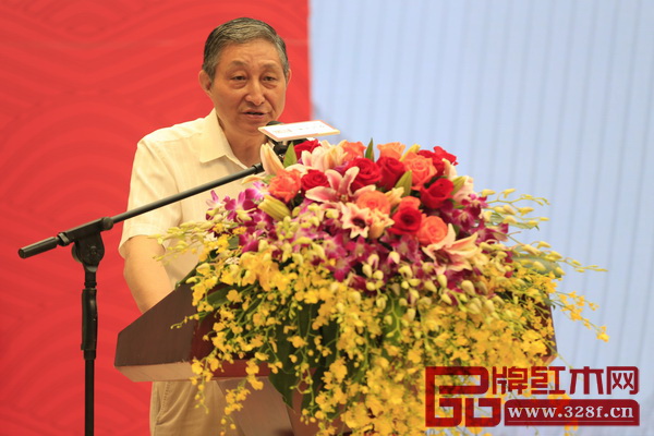 原故宮博物院文??萍疾恐魅尾莒o樓在講話中指出,區氏臻品明清家具藝術館的創建,對全國紅木家具行業而言起著標桿作用 原故宮博物院文保科技部主任曹靜樓在講話中指出,區氏臻品明清家具藝術館的創建,對全國紅木家具行業而言起著標桿作用