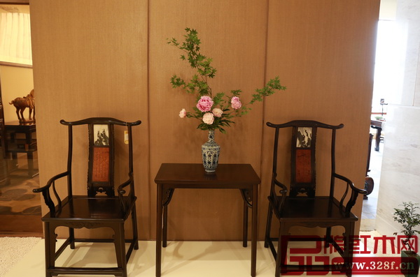 區氏臻品明清家具藝術館內的花卉、空間布置與家具精品相得益彰，為參觀者帶來了美的享受