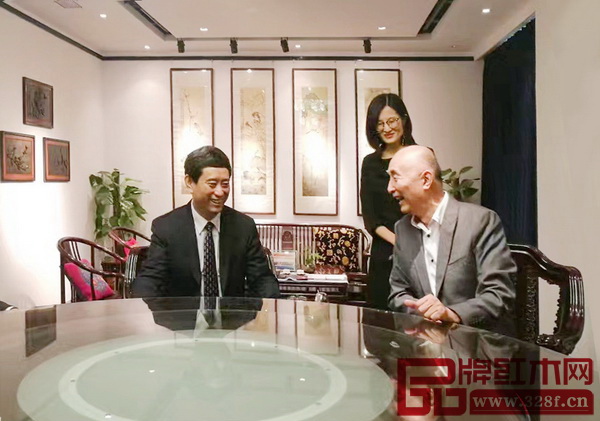 中國家具協(xié)會理事長朱長嶺(左)與泰和園董事長邵湘文(右)進(jìn)行了深入交流,并贊嘆泰和園乃中國紅木家具民族品牌的代表 中國家具協(xié)會理事長朱長嶺(左)與泰和園董事長邵湘文(右)進(jìn)行了深入交流,并贊嘆泰和園乃中國紅木家具民族品牌的代表