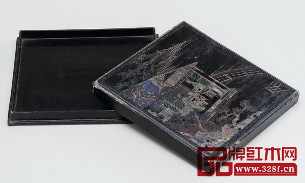 《清中期 黑漆嵌螺鈿山水人物方盒》,為王世襄舊藏藏品。此盒久經歷史輾轉,細處的部分漆皮已剝落,但工藝之考究制作之精美不言而喻 《清中期 黑漆嵌螺鈿山水人物方盒》,為王世襄舊藏藏品。此盒久經歷史輾轉,細處的部分漆皮已剝落,但工藝之考究制作之精美不言而喻