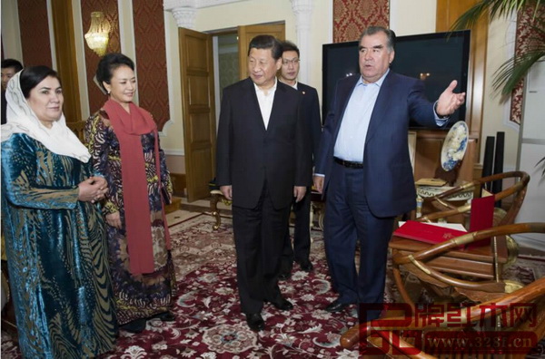 習近平主席向塔吉克斯坦總統贈送中國傳統紅木家具——交椅 習近平主席向塔吉克斯坦總統贈送中國傳統紅木家具——交椅