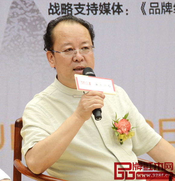 中國(guó)家具協(xié)會(huì)傳統(tǒng)家具專業(yè)委員會(huì)主席團(tuán)主席楊波認(rèn)為，區(qū)氏臻品的成功與董事長(zhǎng)區(qū)勝春過(guò)去的收藏與修復(fù)經(jīng)歷分不開