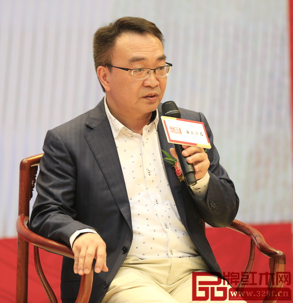 香港恒藝館館長(zhǎng)、香港資深收藏家王就穩(wěn)表示，值得收藏的經(jīng)典明清家具應(yīng)該在材料、工藝、設(shè)計(jì)上達(dá)到精益求精的標(biāo)準(zhǔn)