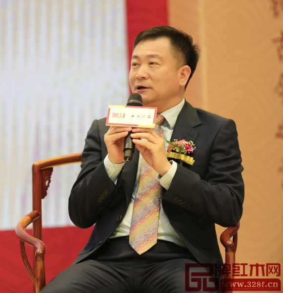 明清家具資深藏家廖海輝指出，中國(guó)傳統(tǒng)家具非常適合用于家中，且在不同場(chǎng)景有不同演繹