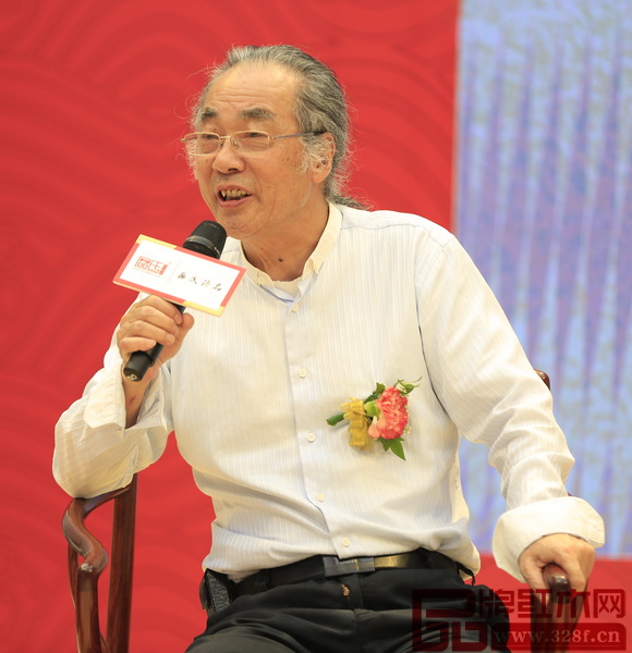 中國(guó)紅木家具文化研究院院長(zhǎng)濮安國(guó)指出，區(qū)氏臻品對(duì)于明清家具人文精神、藝術(shù)造詣?dòng)惺滞笍厍逦难芯? width=