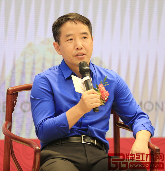 中國(guó)家具協(xié)會(huì)傳統(tǒng)家具專業(yè)委員會(huì)主席團(tuán)主席鄧雪松指出,傳統(tǒng)家具最重要的是器型、文化與藝術(shù)品位 中國(guó)家具協(xié)會(huì)傳統(tǒng)家具專業(yè)委員會(huì)主席團(tuán)主席鄧雪松指出,傳統(tǒng)家具最重要的是器型、文化與藝術(shù)品位