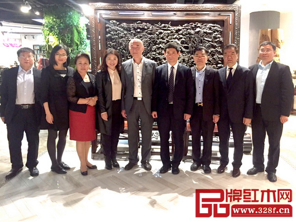 中國家具協會理事長朱長嶺（右四）在深圳紅木文化藝術協會會長張祝林（右三）、常務副會長谷建芳(右二）、秘書長唐明君（左四）等一行陪同下蒞臨泰和園當代中式生活藝術鑒賞中心，并與董事長邵湘文（左五）合影留念