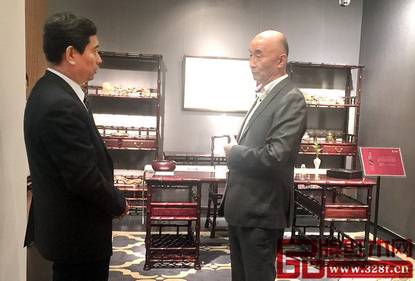 朱長嶺理事長(左)與泰和園董事長邵湘文(右)一起品鑒泰和園《當代君子書房系列》、《當代君子長茶臺》等精品,并對該系列產品給予了高度評價 朱長嶺理事長(左)與泰和園董事長邵湘文(右)一起品鑒泰和園《當代君子書房系列》、《當代君子長茶臺》等精品,并對該系列產品給予了高度評價