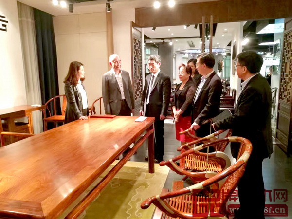 朱長嶺理事長(左)與泰和園董事長邵湘文(右)一起品鑒泰和園《當代君子書房系列》、《當代君子長茶臺》等精品,并對該系列產品給予了高度評價 朱長嶺理事長(左)與泰和園董事長邵湘文(右)一起品鑒泰和園《當代君子書房系列》、《當代君子長茶臺》等精品,并對該系列產品給予了高度評價