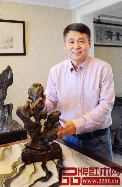 張輝 明清家具研究學者、全聯藝術紅木家具專業委員會專家顧問 張輝 明清家具研究學者、全聯藝術紅木家具專業委員會專家顧問