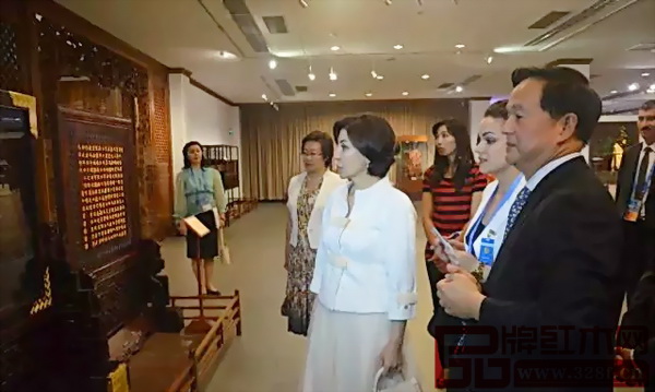 烏茲別克斯坦共和國總統夫人參觀中國紫檀博物館觀看紫檀雕清明上河圖大插屏 烏茲別克斯坦共和國總統夫人參觀中國紫檀博物館觀看紫檀雕清明上河圖大插屏