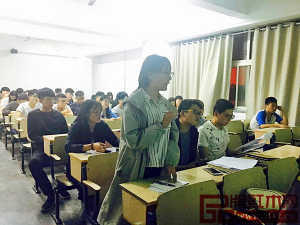 山東工藝美術學院學生向就“紅古軒杯”新中式家具設計大賽相關事項提問
