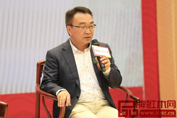 香港恒藝館館長、香港資深收藏家王就穩
