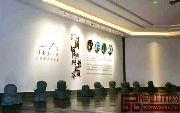 中國（大涌）紅博城“千年走一回”博物館群落入口處的中國十二生肖石刻雕塑