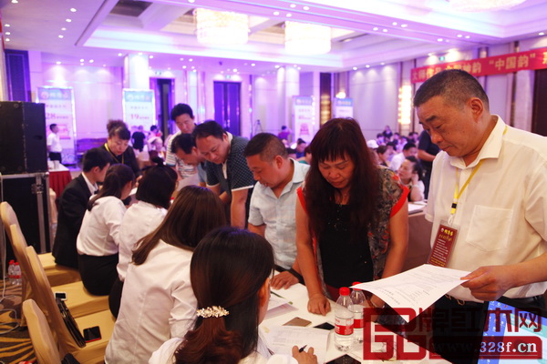 訂貨會(huì)現(xiàn)場異常火熱 訂貨會(huì)現(xiàn)場異常火熱