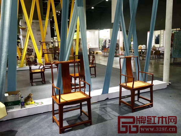 東北林業(yè)大學(xué)中國(guó)古家具研究中心在廣州家博會(huì)上展出的明清風(fēng)格家具 東北林業(yè)大學(xué)中國(guó)古家具研究中心在廣州家博會(huì)上展出的明清風(fēng)格家具