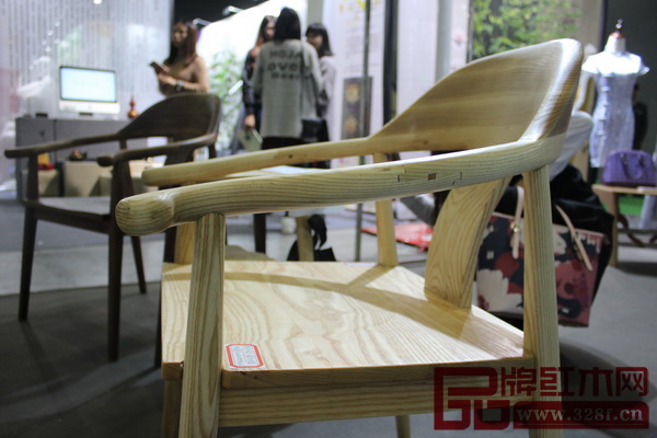 全聯(lián)藝術(shù)紅木家具專業(yè)委員會(huì)專家顧問(wèn)、中央民族大學(xué)人體工程學(xué)專家蘇垣專利產(chǎn)品亮相廣州家博會(huì)