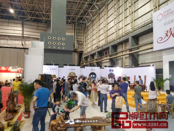 茶臺紅木節現場人流多,現場古箏和古琴曲演奏吸引眼球 茶臺紅木節現場人流多,現場古箏和古琴曲演奏吸引眼球