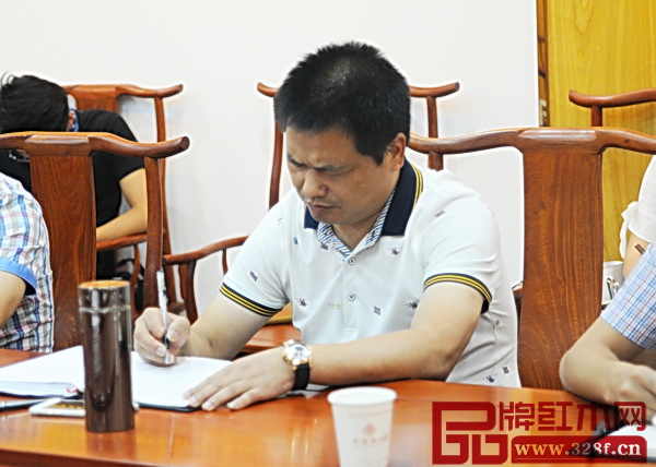 中信紅木董事長李忠信在會上認(rèn)真做筆記 中信紅木董事長李忠信在會上認(rèn)真做筆記