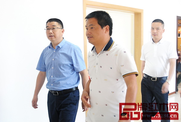 東陽市副市長胡宏立與中信紅木董事長李忠信一同走出會場 東陽市副市長胡宏立與中信紅木董事長李忠信一同走出會場