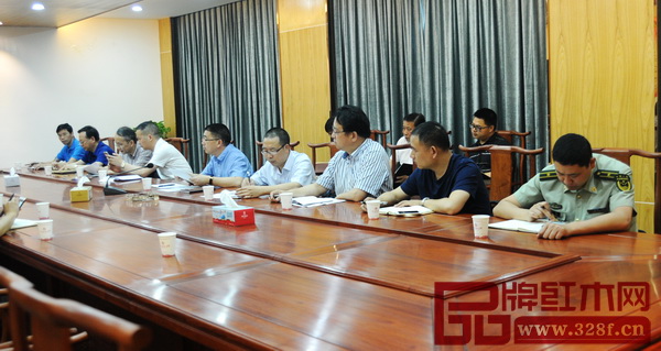 東陽市“四無”企業(yè)“颶風(fēng)整治”報(bào)告會現(xiàn)場