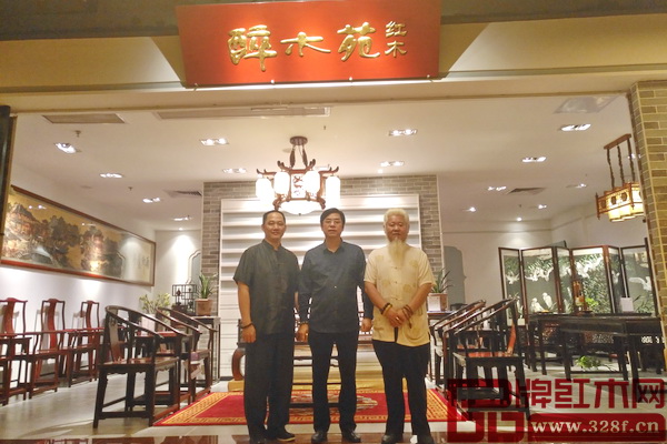 廣東省家具協(xié)會執(zhí)行會長、廣州市家具行業(yè)協(xié)會會長梁納新（中）一行到訪醉木苑展廳參觀指導(dǎo)，醉木苑總經(jīng)理鄭庭華（左）熱情接待