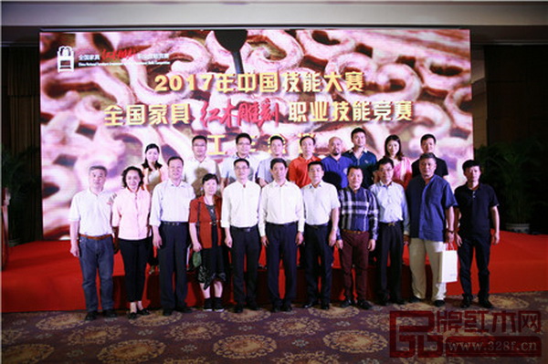 會議期間廣東各賽區的相關負責人合影留念 會議期間廣東各賽區的相關負責人合影留念