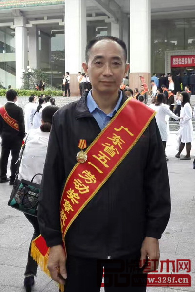 東成紅木全國木工冠軍伍鳳山師傅獲得“廣東省五一勞動(dòng)獎(jiǎng)?wù)隆睒s譽(yù)稱號(hào) 東成紅木全國木工冠軍伍鳳山師傅獲得“廣東省五一勞動(dòng)獎(jiǎng)?wù)隆睒s譽(yù)稱號(hào)