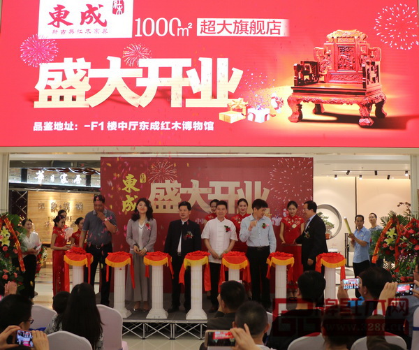 華南農(nóng)業(yè)大學(xué)教授、木材保健開拓人李凱夫(右一)、中國家具協(xié)會常務(wù)理事、東成紅木集團(tuán)董事長張錫復(fù)(左三)、中國林產(chǎn)工業(yè)協(xié)會紅木分會副會長謝巧明(右二)、居然之家萬佳店總經(jīng)理劉慧茹(左二)、東成紅木蘭州旗艦店總經(jīng)理吳鋒強(qiáng)(右三)等出席剪彩儀式 華南農(nóng)業(yè)大學(xué)教授、木材保健開拓人李凱夫(右一)、中國家具協(xié)會常務(wù)理事、東成紅木集團(tuán)董事長張錫復(fù)(左三)、中國林產(chǎn)工業(yè)協(xié)會紅木分會副會長謝巧明(右二)、居然之家萬佳店總經(jīng)理劉慧茹(左二)、東成紅木蘭州旗艦店總經(jīng)理吳鋒強(qiáng)(右三)等出席剪彩儀式