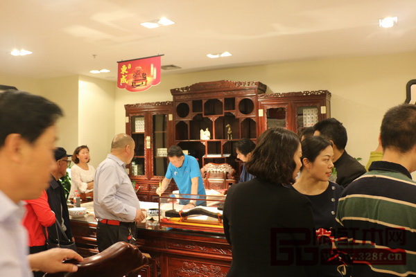 東成紅木推出的總裁簽售、多重好禮活動(dòng)吸引了大量市民關(guān)注，蘭州店內(nèi)購買氛圍熱烈