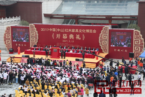 “2017中國(中山)紅木家具文化博覽會(huì)”共吸引50萬人次觀展 “2017中國(中山)紅木家具文化博覽會(huì)”共吸引50萬人次觀展