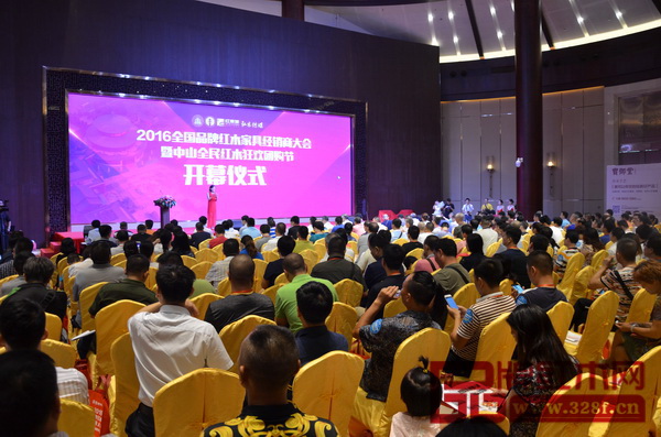 2016全國品牌紅木家具經(jīng)銷商大會(huì)暨中山紅木全民狂歡團(tuán)購節(jié)”吸引前來參觀的各地客商和游客達(dá)10萬人次 2016全國品牌紅木家具經(jīng)銷商大會(huì)暨中山紅木全民狂歡團(tuán)購節(jié)”吸引前來參觀的各地客商和游客達(dá)10萬人次