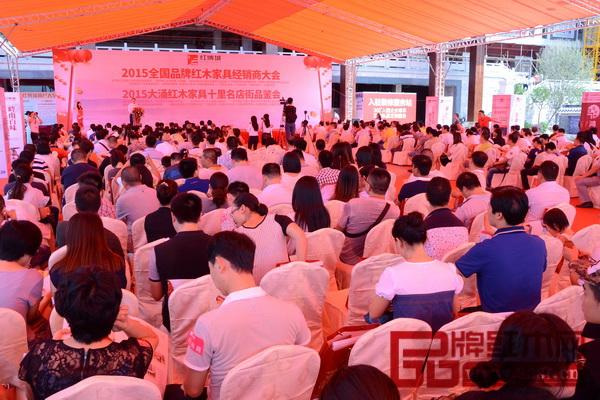 2015全國品牌紅木家具經(jīng)銷商大會(huì)暨2015大涌紅木家具十里名店街品鑒會(huì)”吸引了來自全國各地的上萬名優(yōu)秀經(jīng)銷商代表到會(huì)采購洽談 2015全國品牌紅木家具經(jīng)銷商大會(huì)暨2015大涌紅木家具十里名店街品鑒會(huì)”吸引了來自全國各地的上萬名優(yōu)秀經(jīng)銷商代表到會(huì)采購洽談