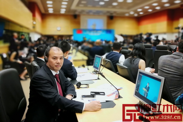 萬盛宇紅木董事長蔣楨全在第12屆中歐工商峰會現場 萬盛宇紅木董事長蔣楨全在第12屆中歐工商峰會現場